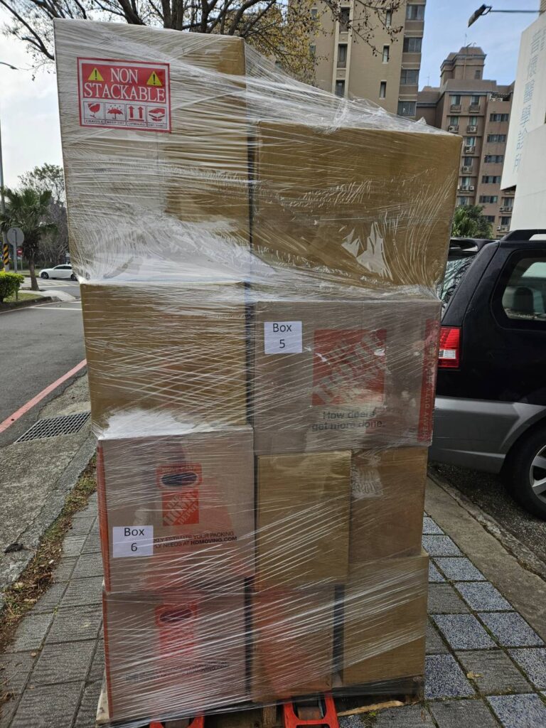 圖片中是陳先生從台灣花蓮跨國移民搬家到美國德州休士頓的海運紙箱，總共18個大紙箱要透過Ship2TW國際搬家公司運到美國德州，因為陳先生住在花蓮，交通比較不方便，Ship2TW公司特別請資深搬運專員阿祥負責運送，確保經過蘇花公路能夠一切平安順利，陳先生這次寄送的私人行李主要有衣物、鞋襪、書籍、小電器、電腦、電視等等日常生活用品，陳先生比較其他國際搬家費用大約台幣15萬元，但是透過Ship2TW專業智能AI集運方式大幅降低海運搬家費用，最後結算不到10萬元就完成從花蓮海運到休士頓的任務，全部海運時間不到2個月，比起競爭對手的國際搬家費用節省了50%，運送時間也節省了30%，難怪陳先生推薦Ship2TW公司給許多周遭想要移民搬家的朋友。