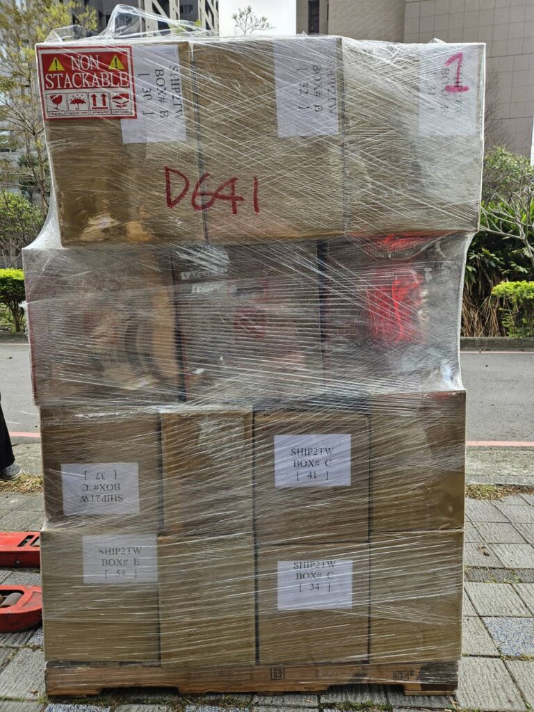 圖片中是陳先生從台灣花蓮跨國移民搬家到美國德州休士頓的海運紙箱，總共18個大紙箱要透過Ship2TW國際搬家公司運到美國德州，因為陳先生住在花蓮，交通比較不方便，Ship2TW公司特別請資深搬運專員阿祥負責運送，確保經過蘇花公路能夠一切平安順利，陳先生這次寄送的私人行李主要有衣物、鞋襪、書籍、小電器、電腦、電視等等日常生活用品，陳先生比較其他國際搬家費用大約台幣15萬元，但是透過Ship2TW專業智能AI集運方式大幅降低海運搬家費用，最後結算不到10萬元就完成從花蓮海運到休士頓的任務，全部海運時間不到2個月，比起競爭對手的國際搬家費用節省了50%，海運時間也節省了30%，難怪陳先生推薦Ship2TW公司給許多周遭想要移民搬家的朋友。