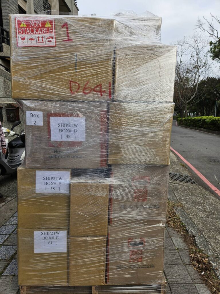 圖片中是陳先生從台灣花蓮跨國移民搬家到美國德州休士頓的海運紙箱，總共18個大紙箱要透過Ship2TW國際搬家公司運到美國德州，因為陳先生住在花蓮，交通比較不方便，Ship2TW公司特別請資深搬運專員阿祥負責運送，確保經過蘇花公路能夠一切平安順利，陳先生這次寄送的私人行李主要有衣物、鞋襪、書籍、小電器、電腦、電視等等日常生活用品，陳先生比較其他國際搬家費用大約台幣15萬元，但是透過Ship2TW專業智能AI集運方式大幅降低海運搬家費用，最後結算不到10萬元就完成從花蓮海運到休士頓的任務，全部海運時間不到2個月，比起競爭對手的國際搬家費用節省了50%，海運時間也節省了30%，難怪陳先生推薦Ship2TW公司給許多周遭想要移民搬家的朋友。
